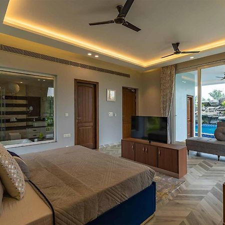 Stayvista At Serenity Farms With Pool, Lawn, Bonfire & Bbq Sohna Exterior foto