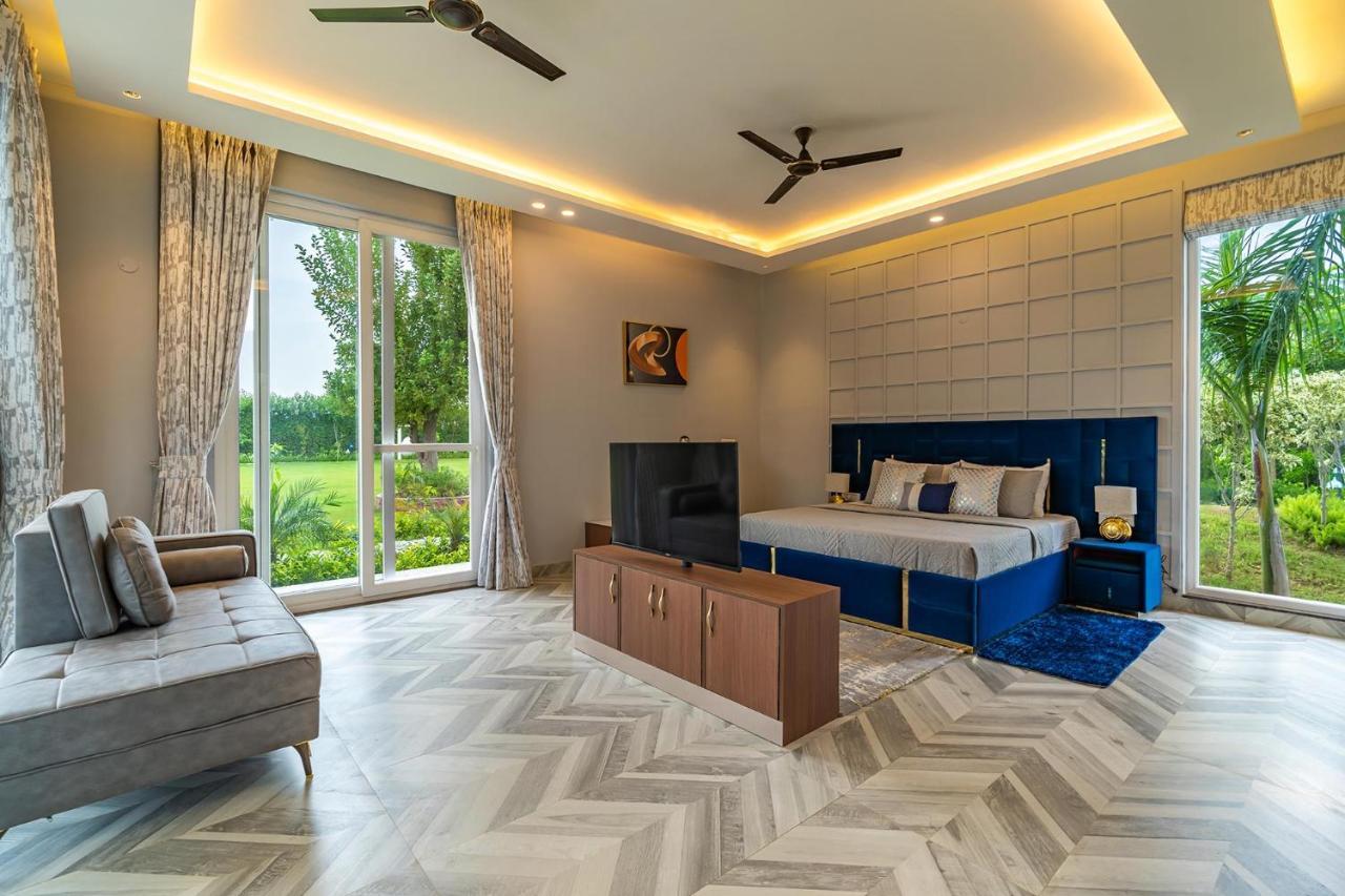 Stayvista At Serenity Farms With Pool, Lawn, Bonfire & Bbq Sohna Exterior foto