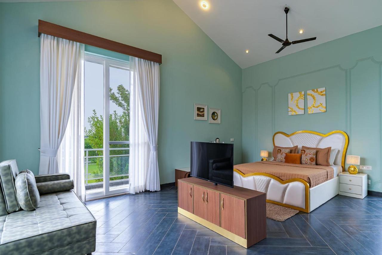 Stayvista At Serenity Farms With Pool, Lawn, Bonfire & Bbq Sohna Exterior foto