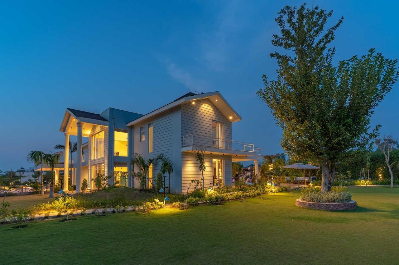 Stayvista At Serenity Farms With Pool, Lawn, Bonfire & Bbq Sohna Exterior foto