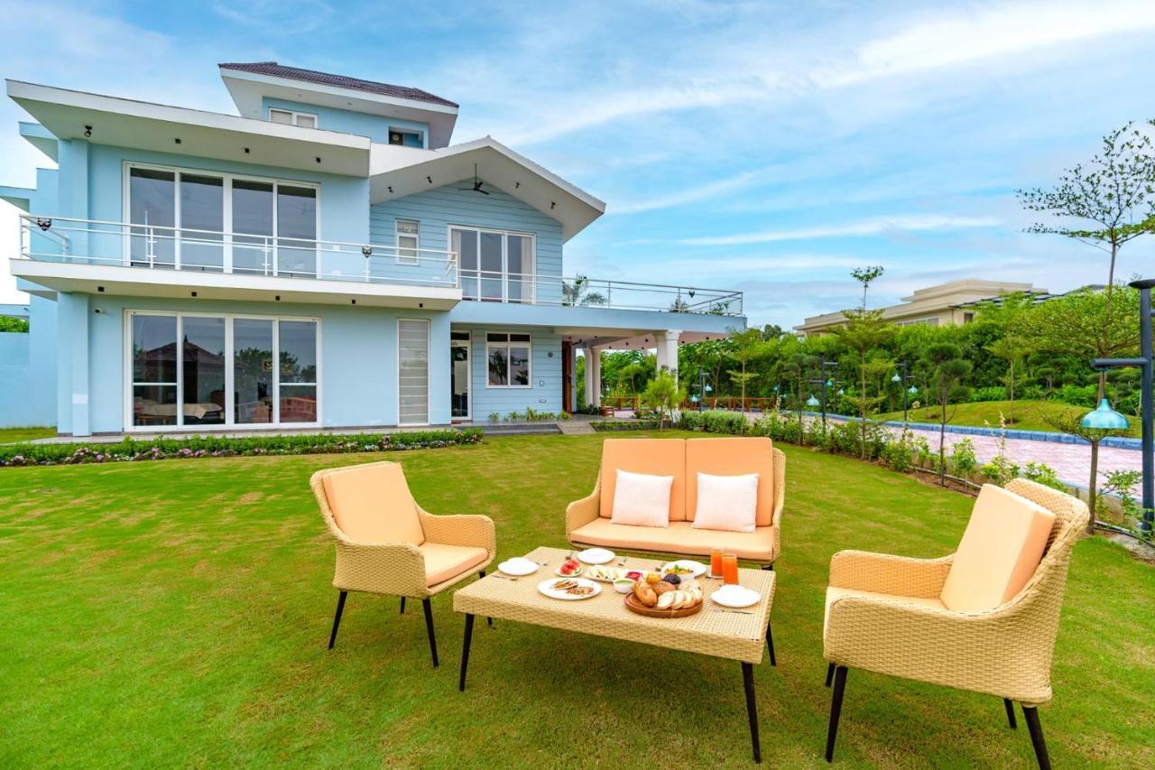 Stayvista At Serenity Farms With Pool, Lawn, Bonfire & Bbq Sohna Exterior foto
